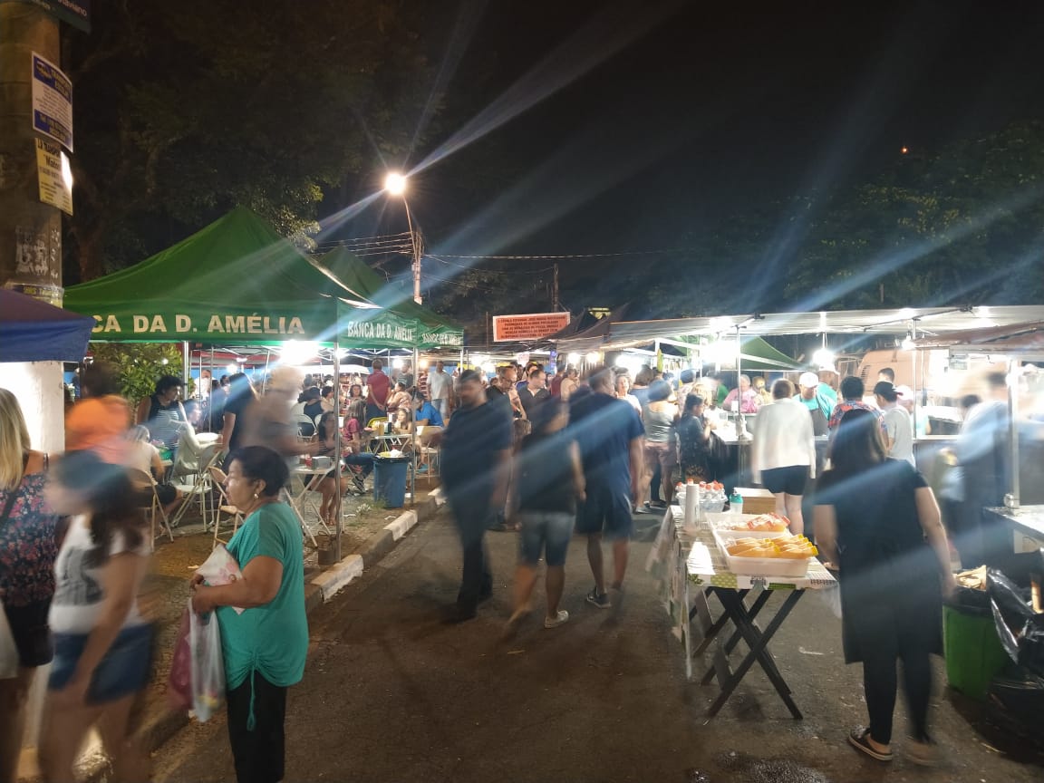 Feira noturna agrada comerciantes e clientes