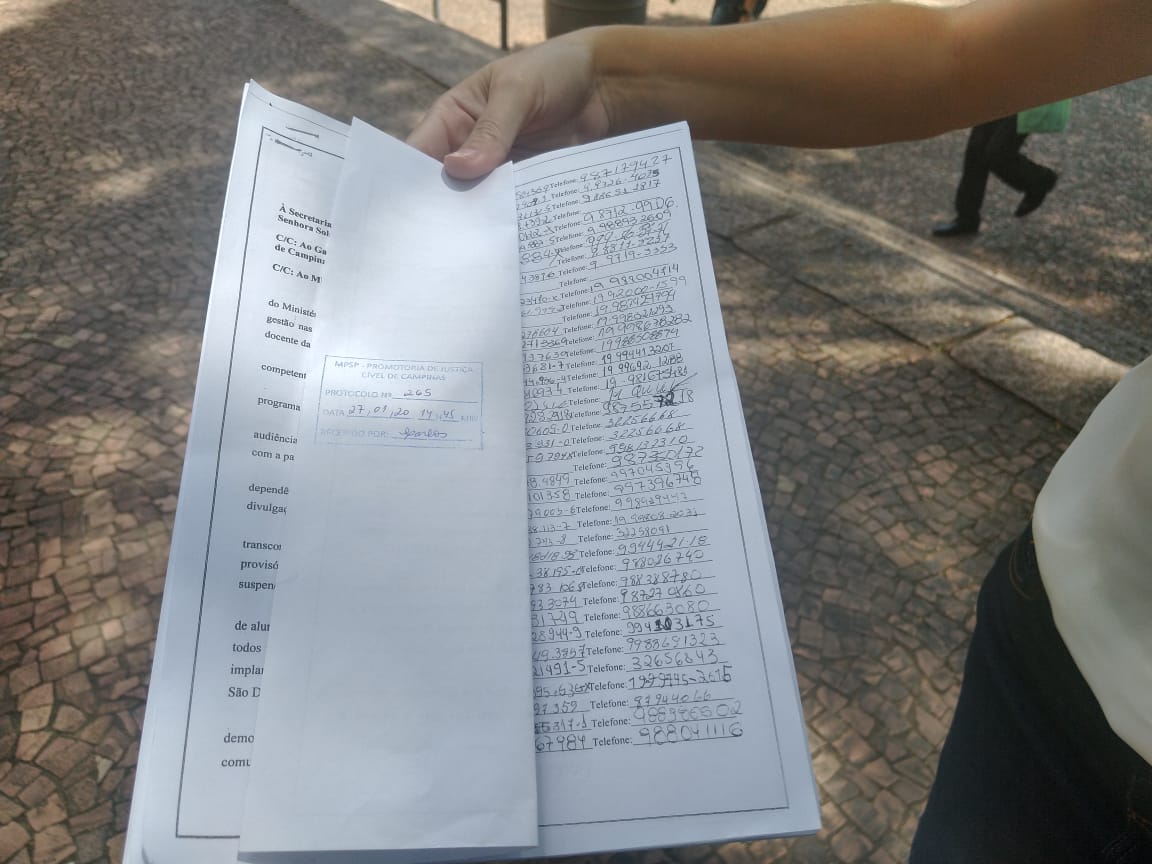 Grupo de pais entrega abaixo assinado por escola cívico-militar