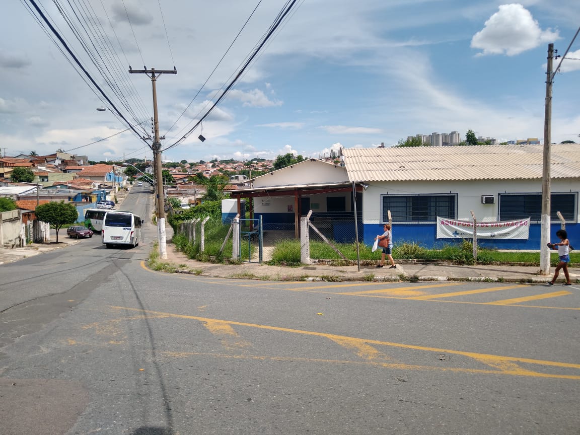 Mato alto ao redor de CS incomoda em Campinas