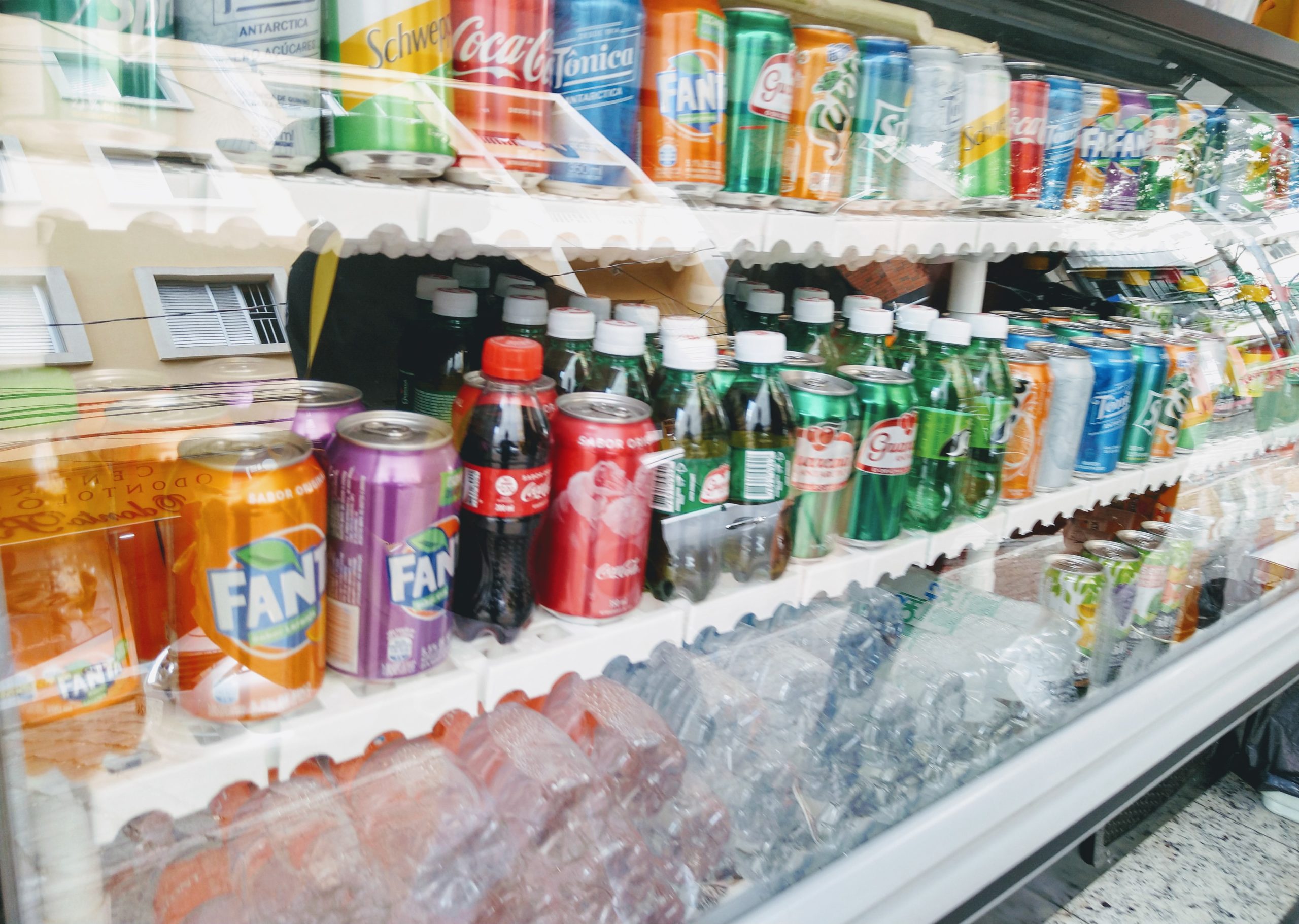 Análise aponta contaminação em latas de bebidas