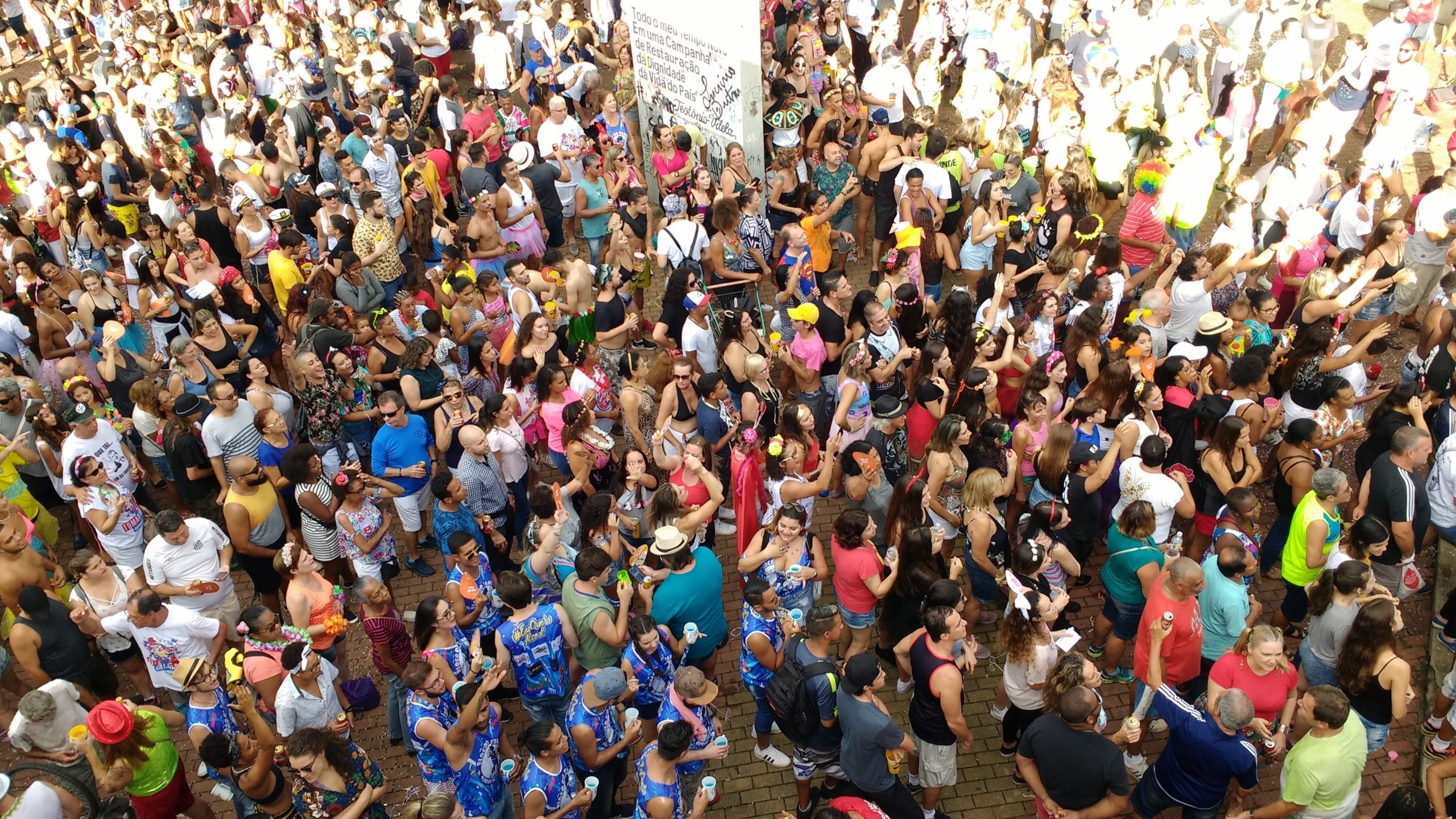 Venda de garrafas de vidro fica proibida a 500 metros dos blocos