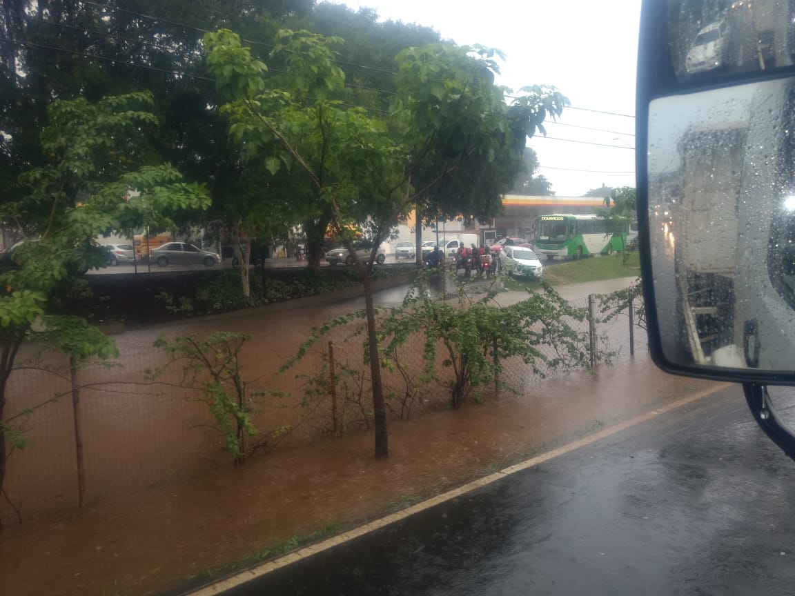 Chuva provoca alagamentos e estragos