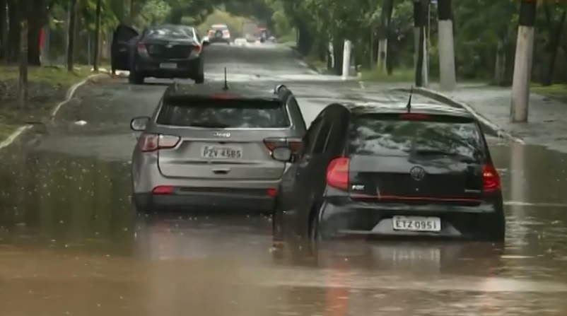 Chuva trava capital paulista e afeta a região