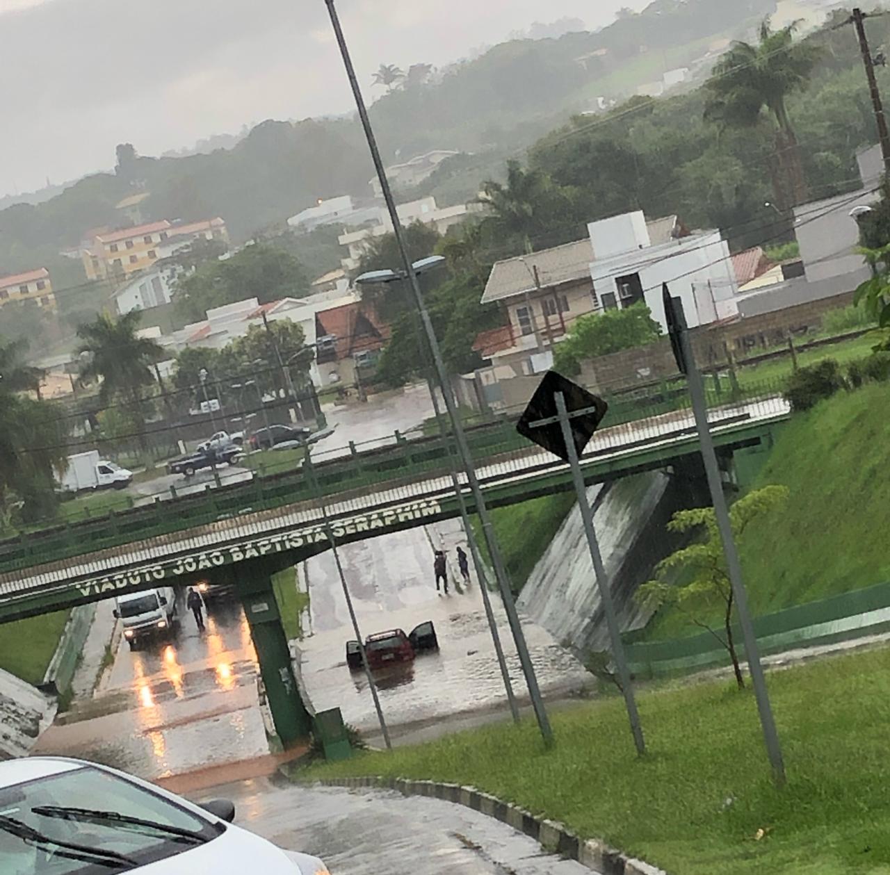 Temporal causa estragos em Vinhedo