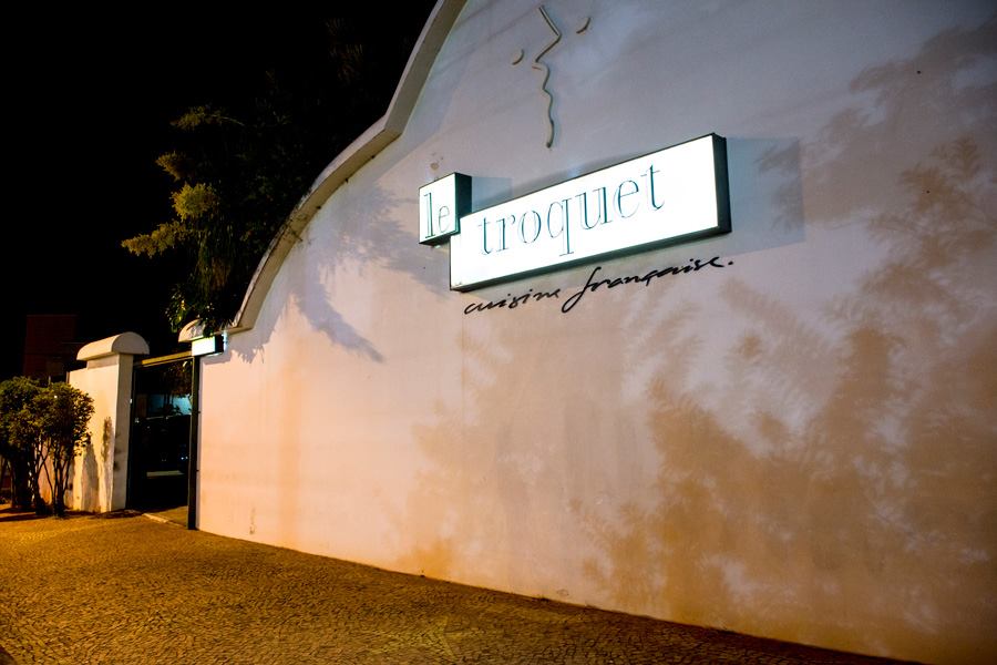 Vigilância interdita restaurante francês em Sousas