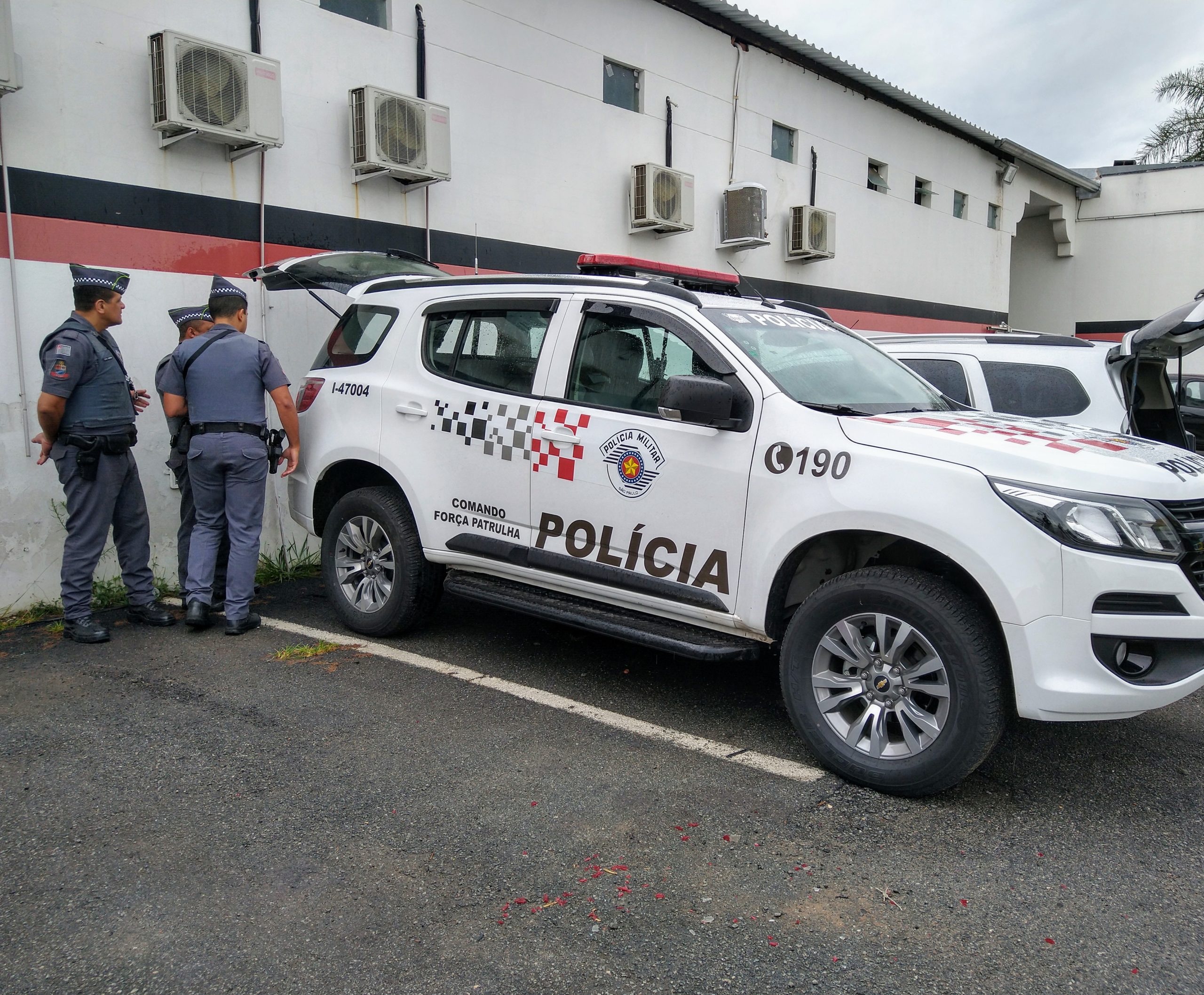 Casal é preso após furtar comércios durante a madrugada