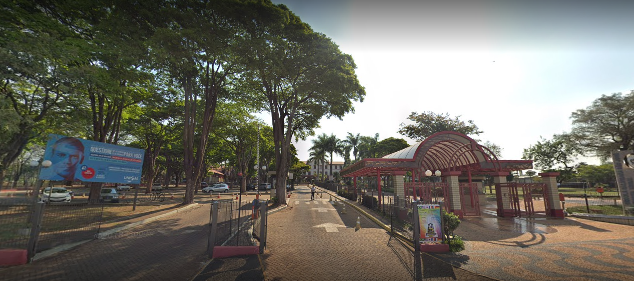Idoso é agredido em estacionamento de colégio