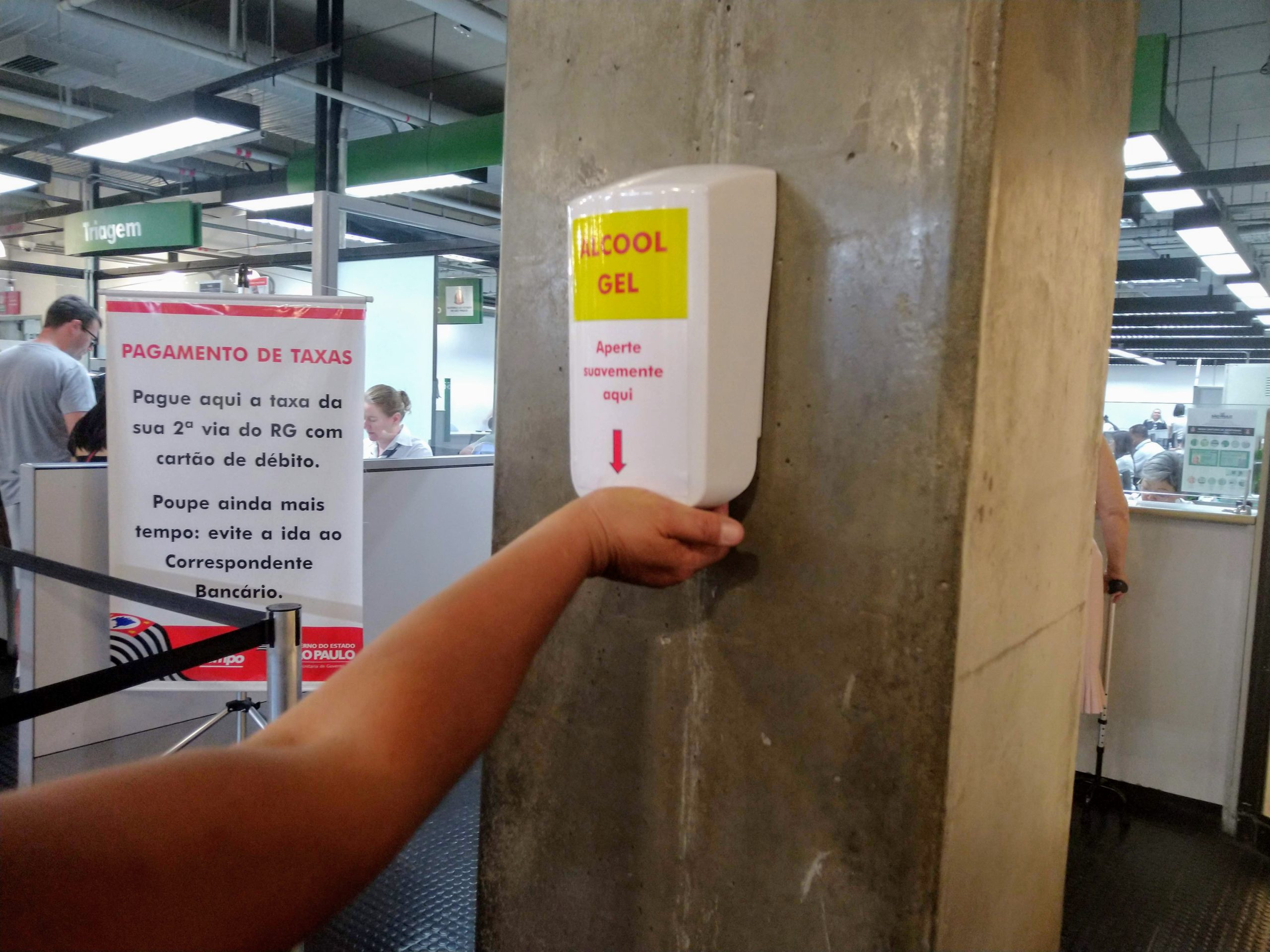 Prevenção à covid-19 não convence no Poupatempo