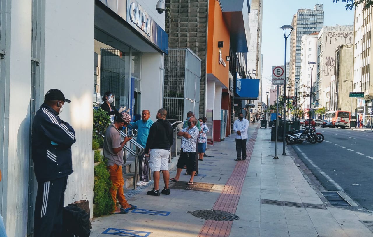 Funcionário com sintomas faz Caixa fechar no centro