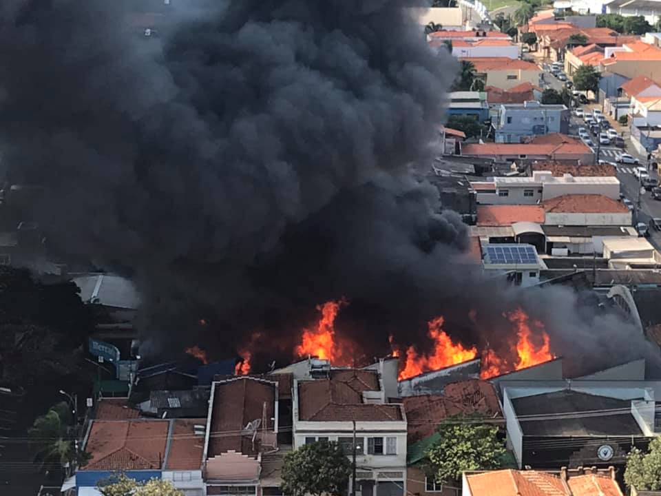 Incêndio atinge Mercado Municipal de Limeira