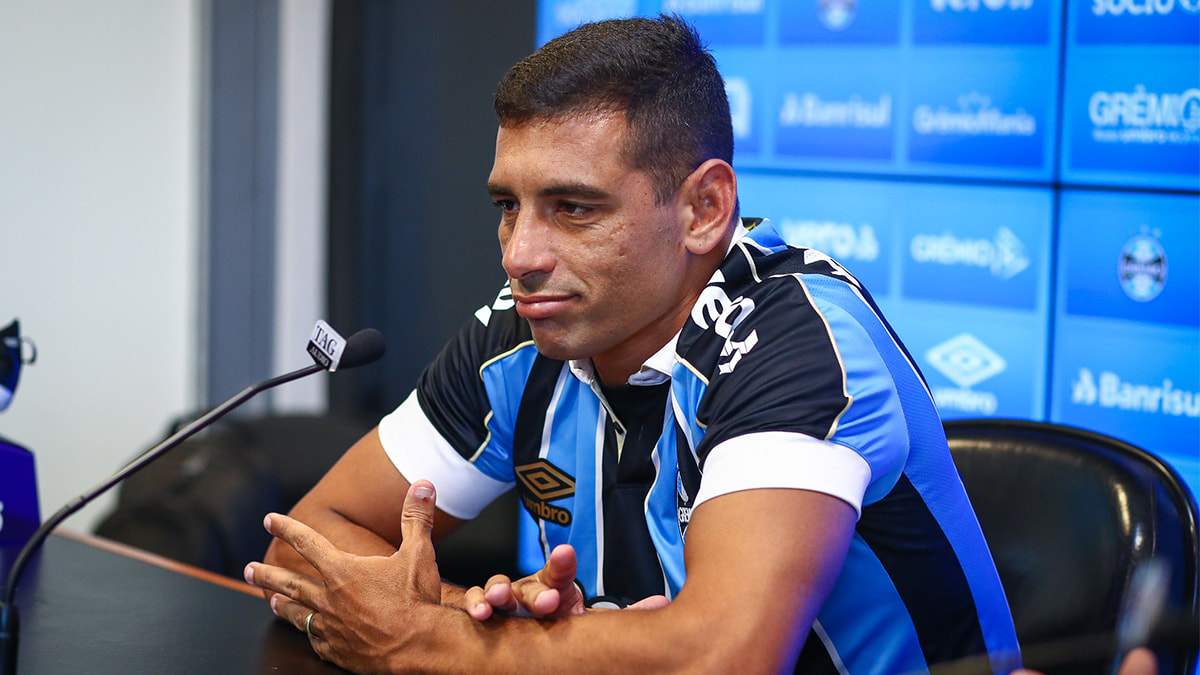 Diego Souza, do Grêmio, testa positivo para covid-19
