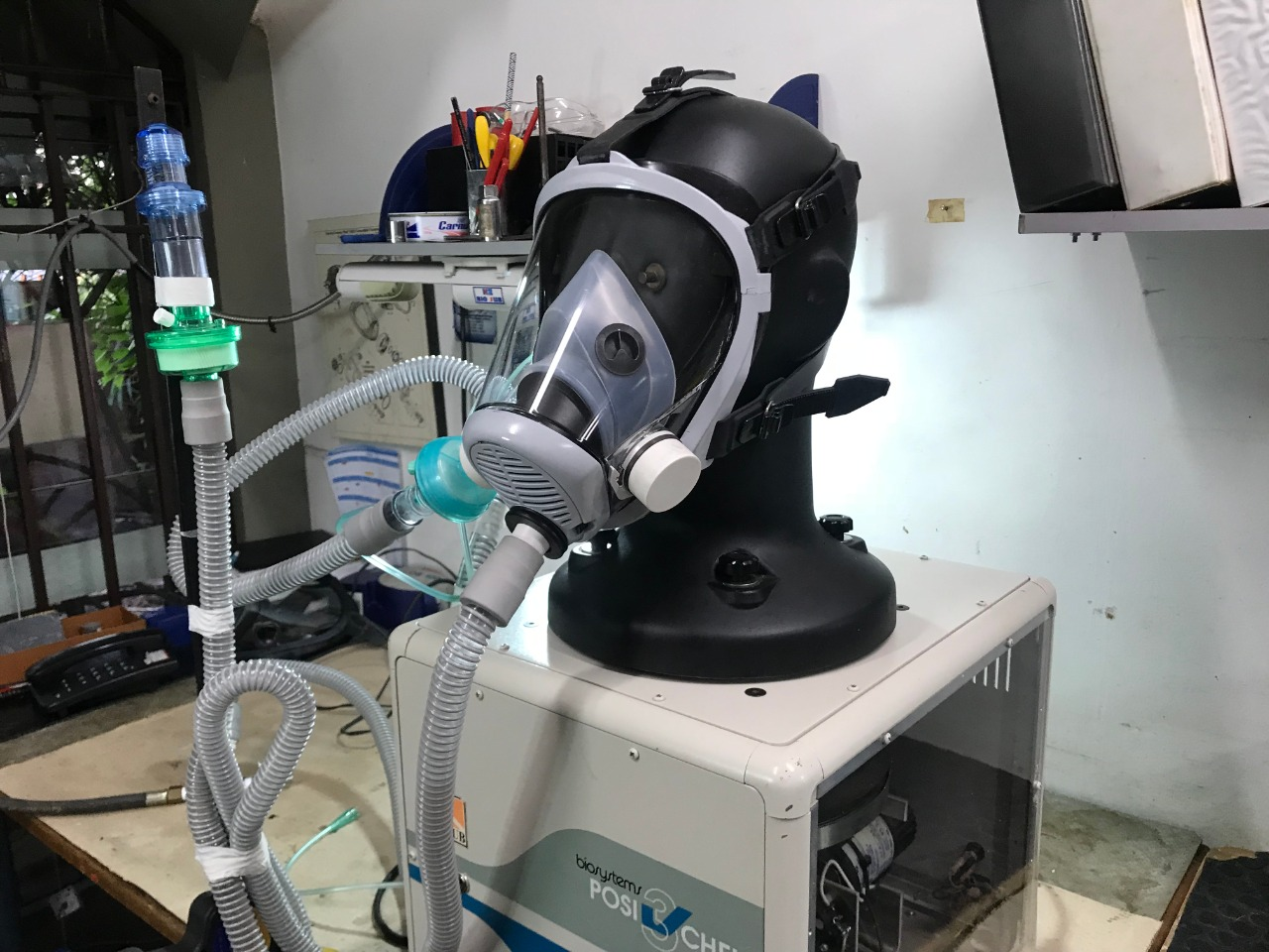 Engenheiro cria máscaras de respiração para casos graves