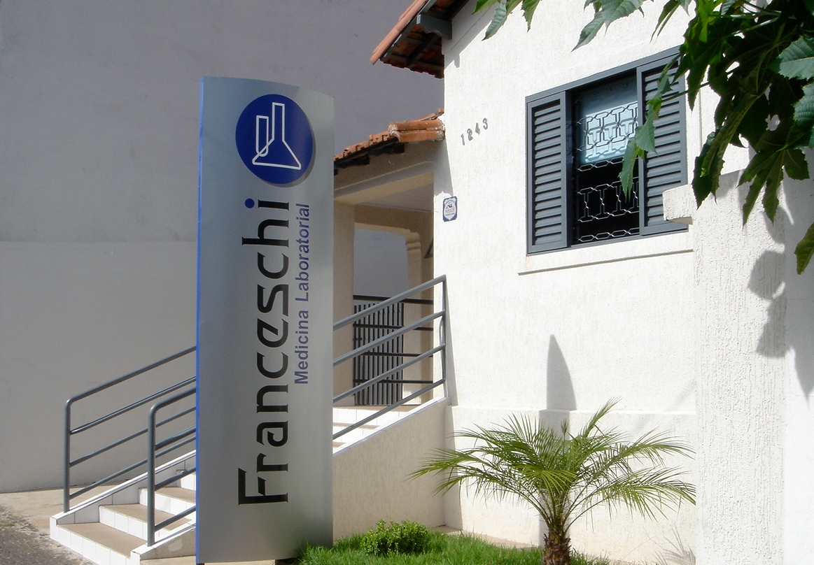 Exames que detectam o covid-19 em sistema drive thru