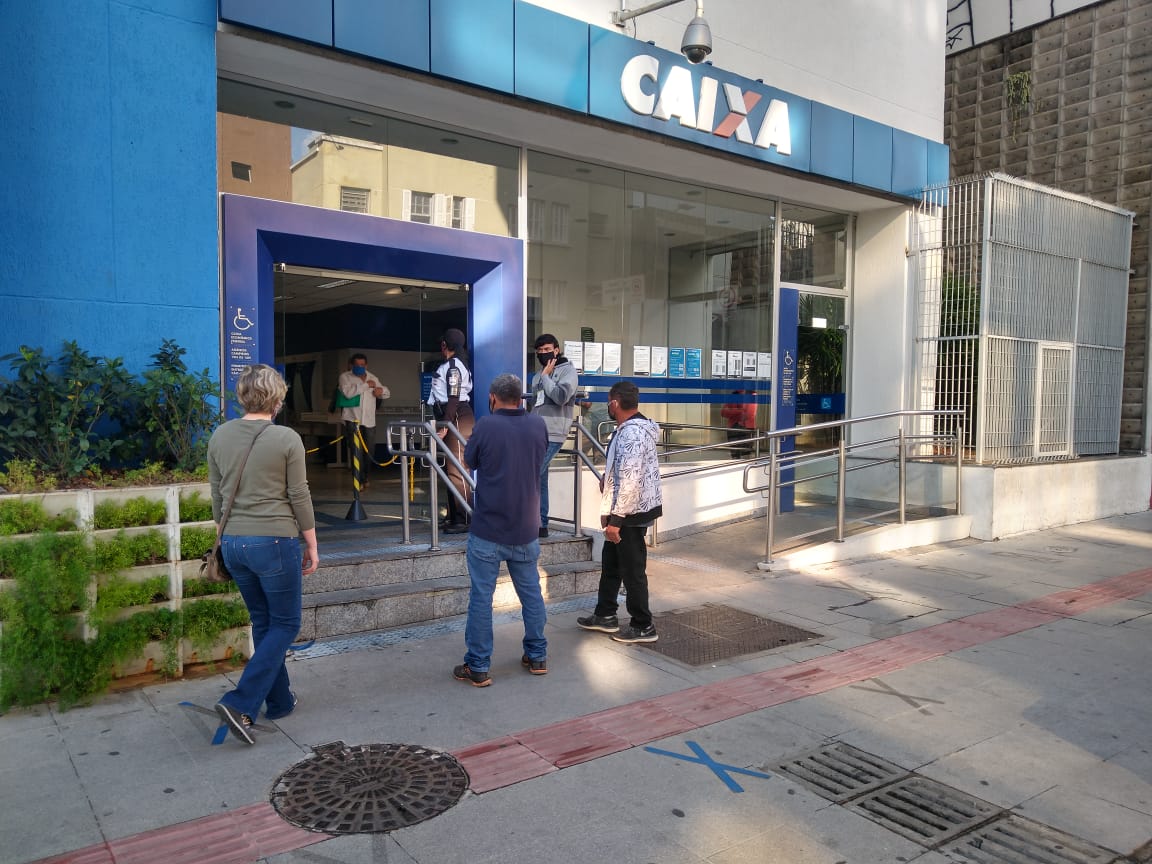 Benefícios voltam a encher agências da Caixa