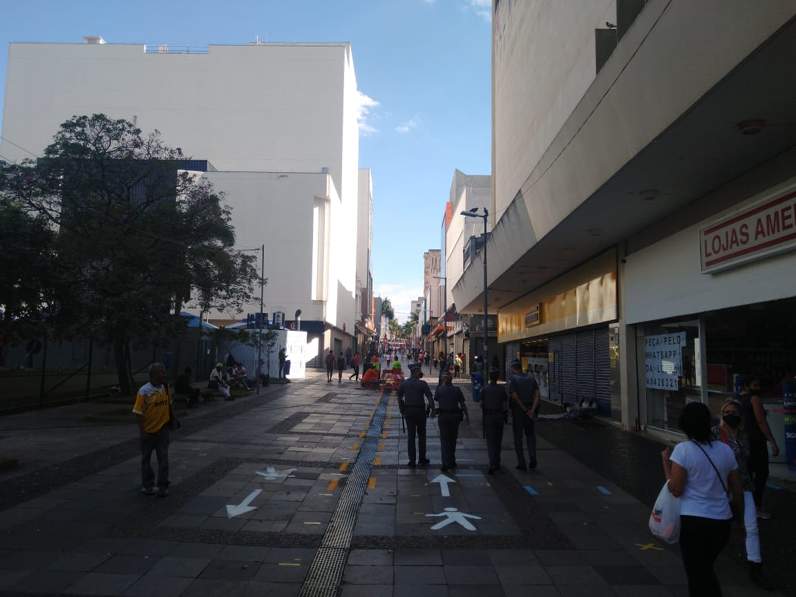 Comércio fecha e calçadão da 13 segue com movimento