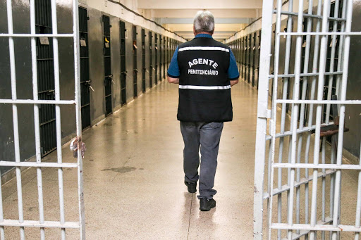 Entidades sindicais em ação civil pública pedem proteção a servidores do sistema prisional