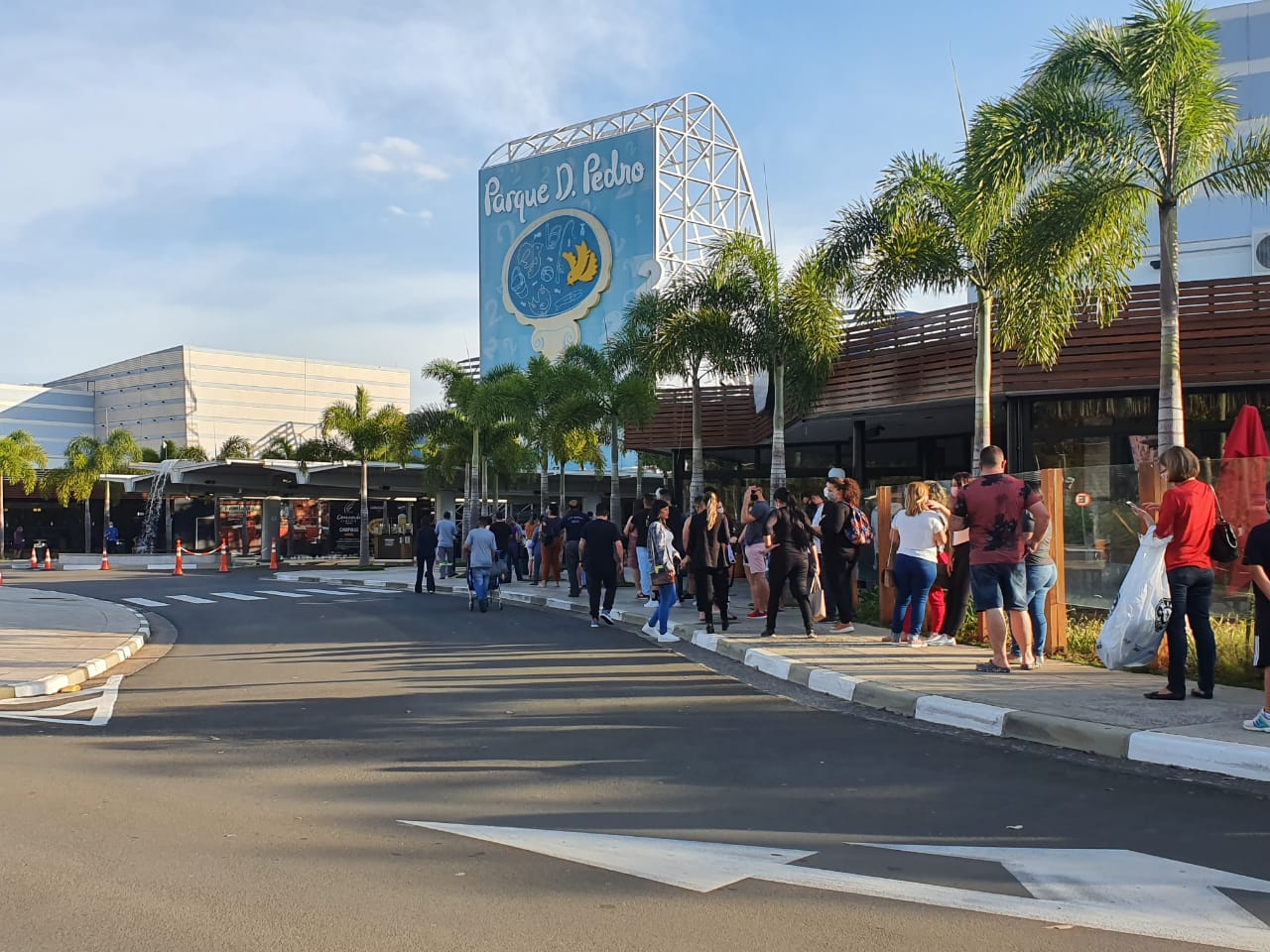 Shoppings recebem multidão antes do Dia dos Namorados
