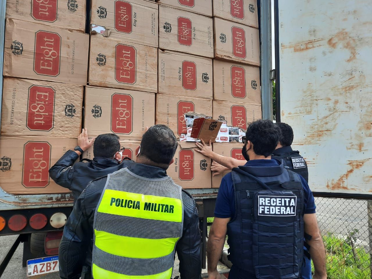 Polícia apreende carga de cigarros contrabandeados