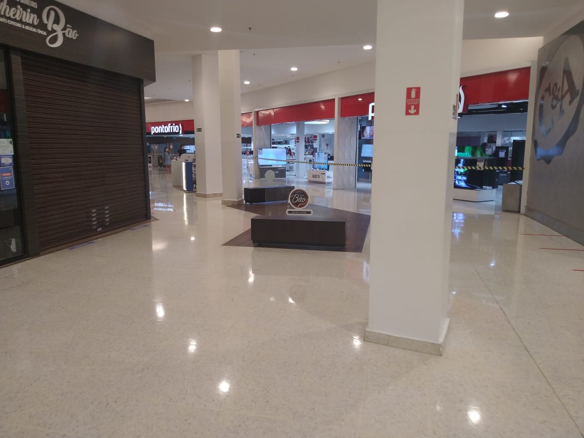 Shoppings têm movimento tranquilo em dia de reabertura