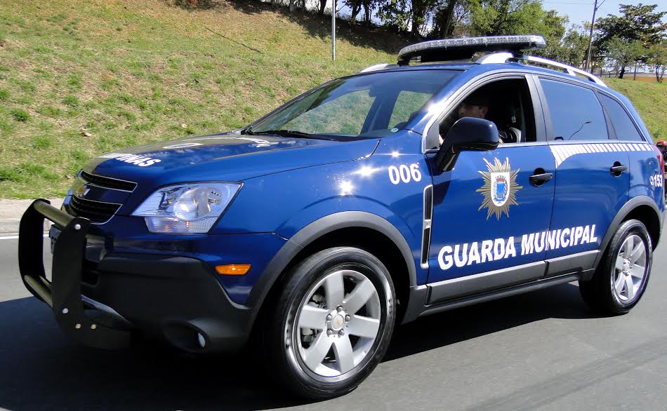 GM fecha dez estabelecimentos e dispersa mil pessoas