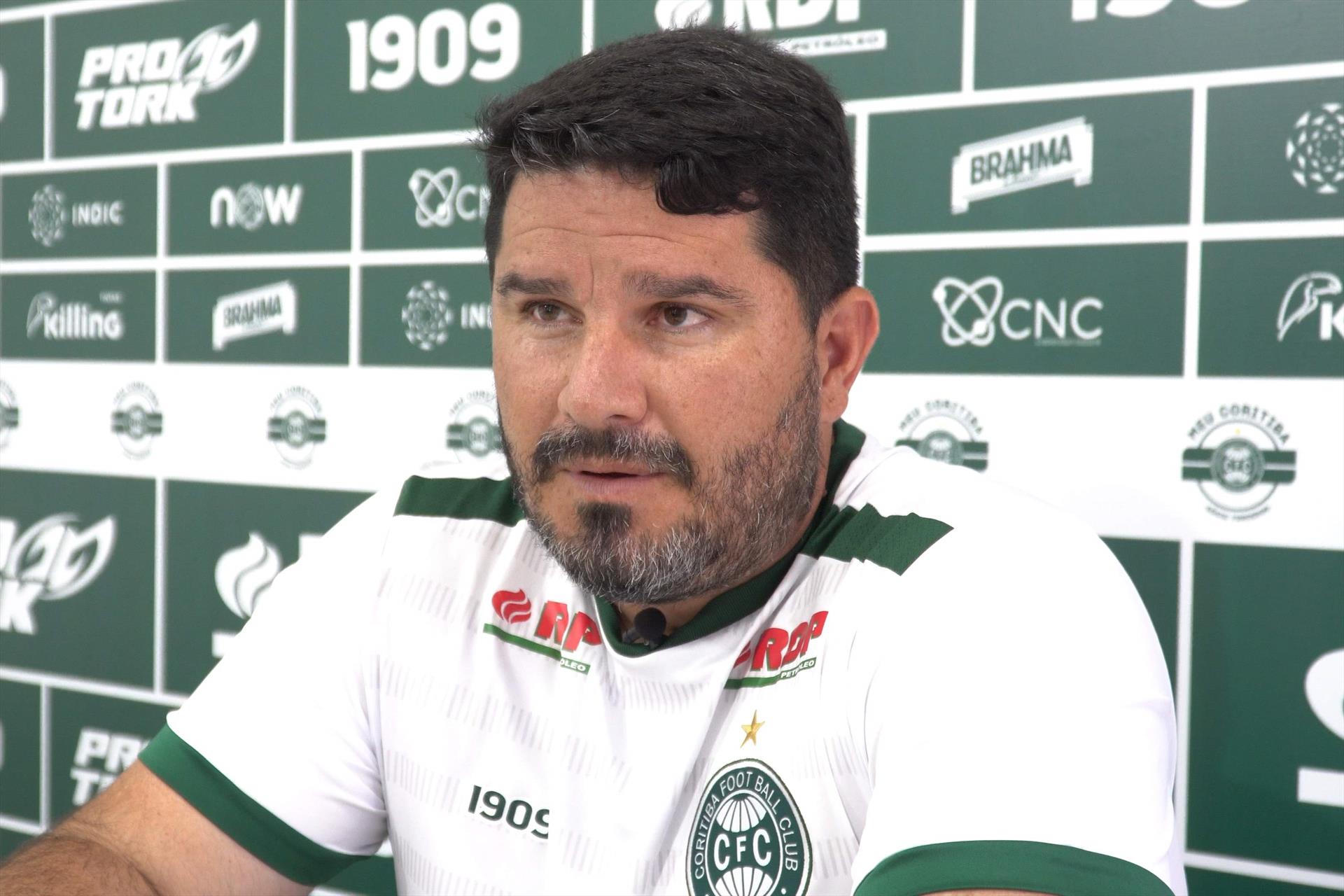 Coritiba demite técnico  Eduardo Barroca e diretor de futebol