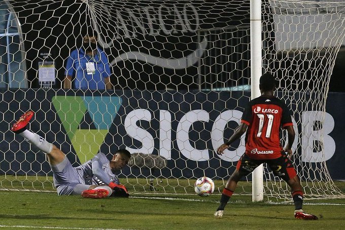 Em jogo de 6 gols, Ponte e Vitória empatam no Majestoso