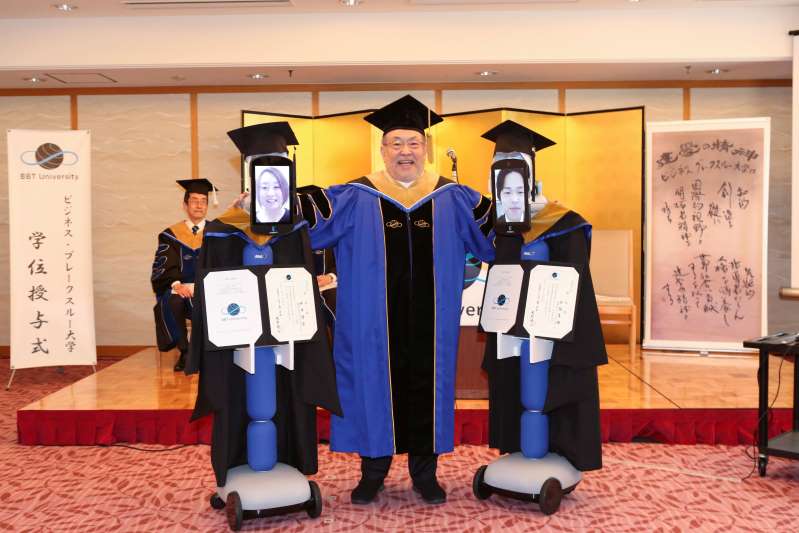A Boa Notícia: robôs substituem alunos em formatura