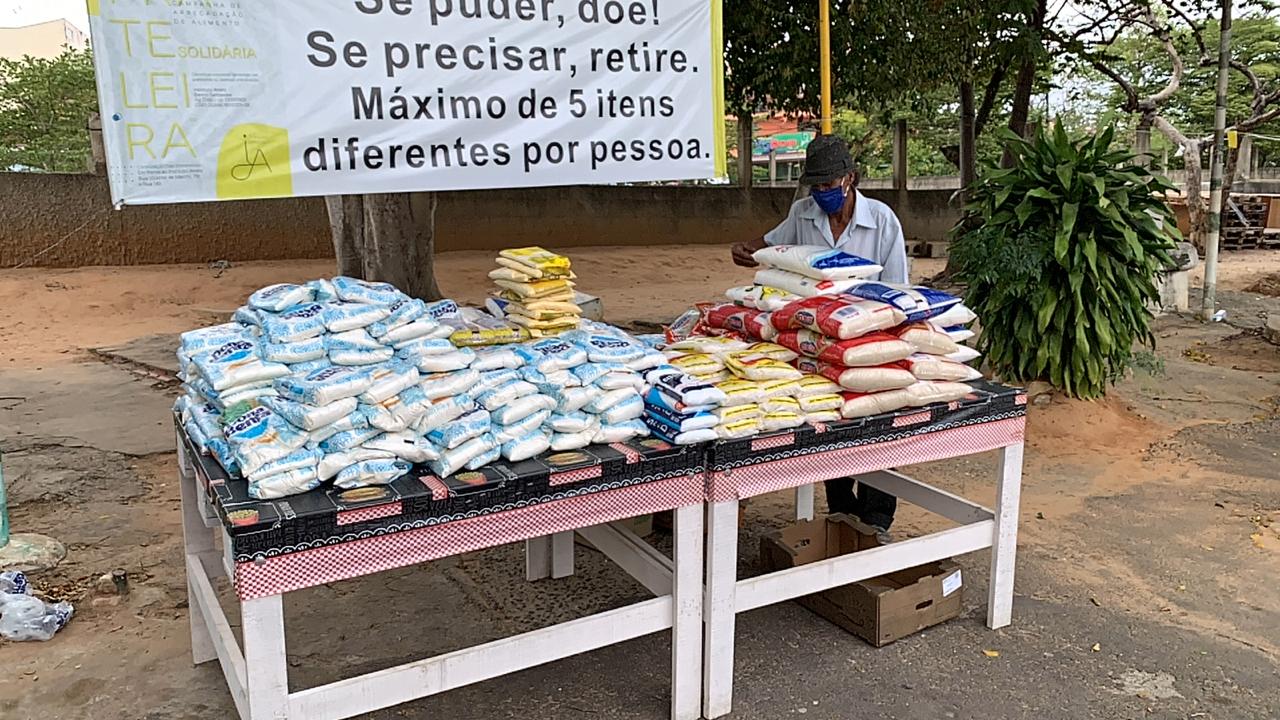 Prateleira Solidária beneficia famílias carentes