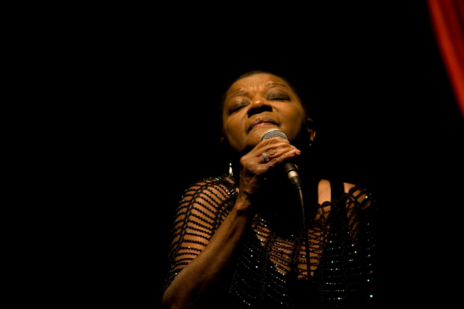 Alaíde Costa faz show on-line nesta quarta-feira