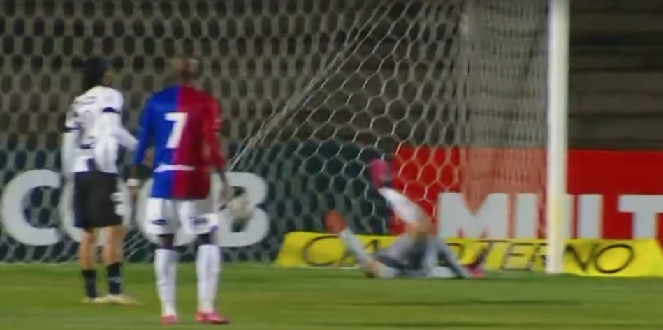 Ponte Preta perde com gol contra no fim