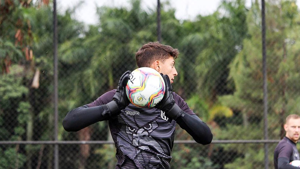 Ponte renova com goleiro Guilherme