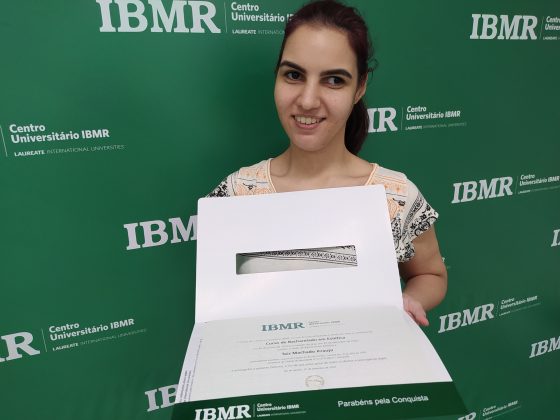 A Boa Notícia: jovem recebe diploma em braile