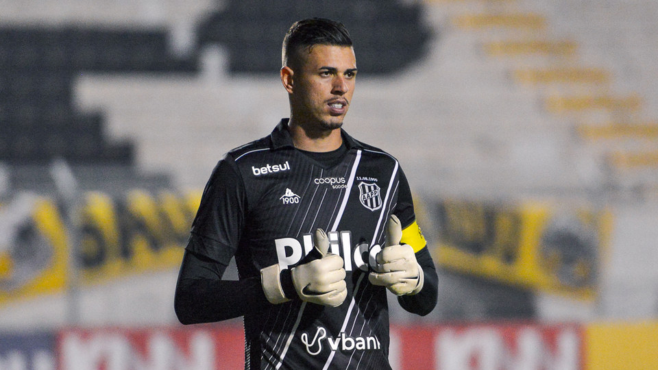 Ivan passa por cirurgia e desfalca Ponte Preta