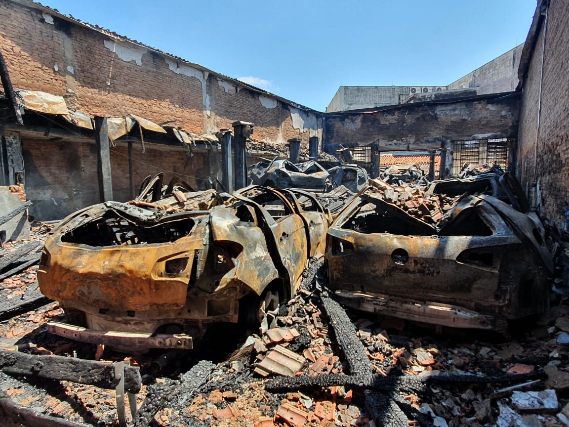 Curto em carro pode ter causado incêndio em oficina