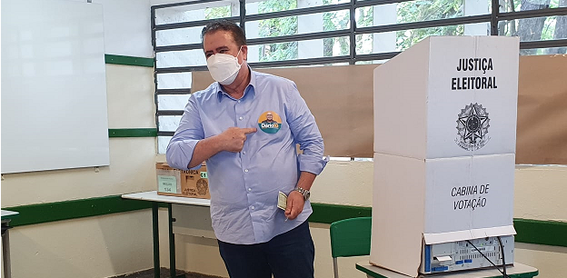 Jonas vota na Escola Professor Milton de Tolosa
