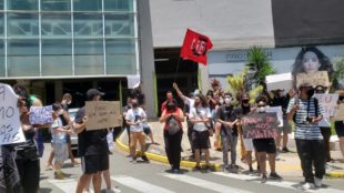 Manifestantes fazem ato no Carrefour da Norte-Sul