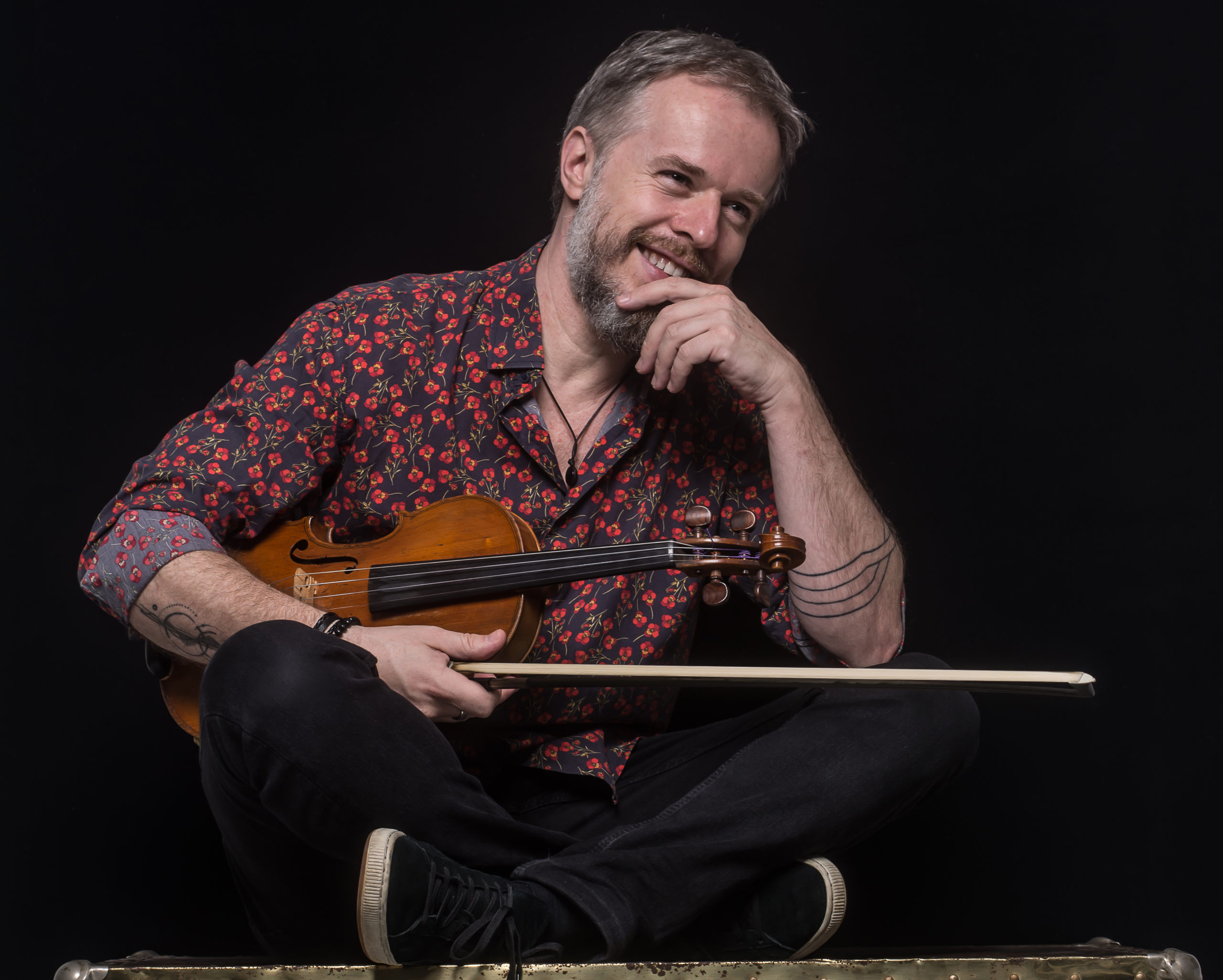 Nicolas Krassik interpreta Gilberto Gil em show on-line