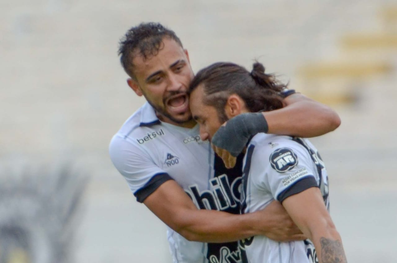 Ponte empata jogo de arbitragem polêmica