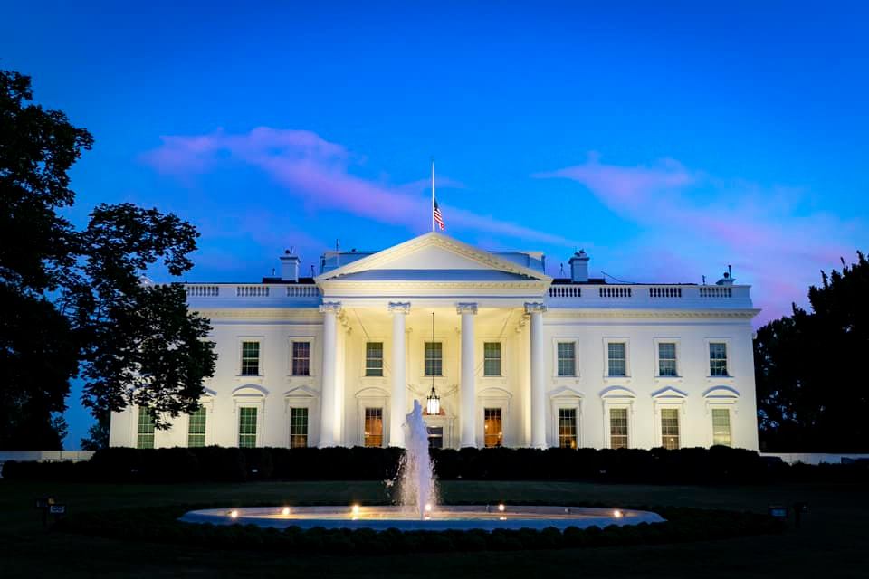 Trump se declara vencedor e Biden acredita na vitória
