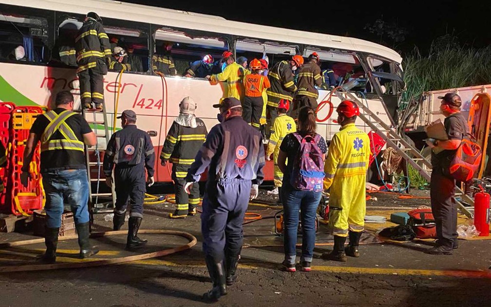 Sete morrem e 20 ficam feridos em acidente no interior de SP