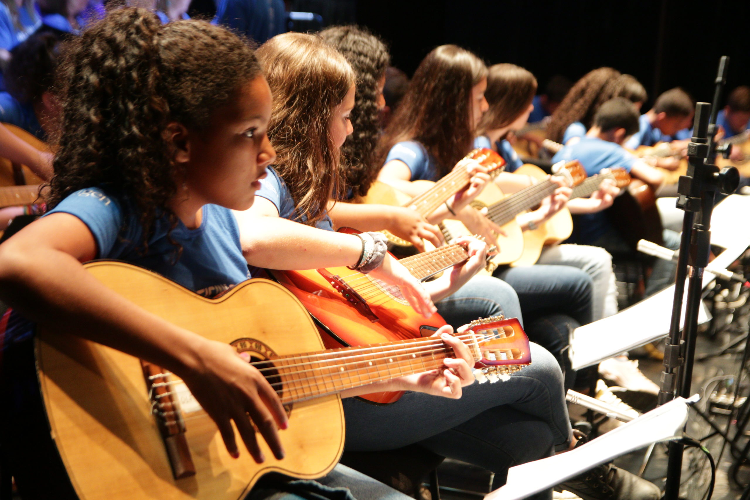Alunos de escola pública homenageiam a música caipira