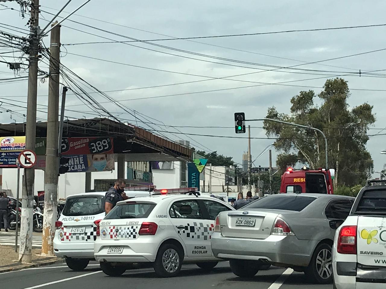 Avenida é bloqueada após perseguição policial; Tiros foram ouvidos