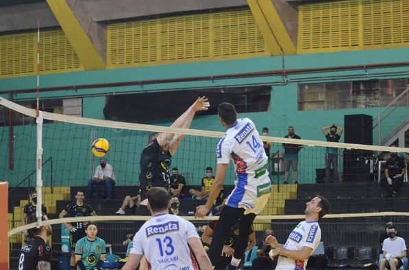 Campinas vence Itapetininga e sobe na Superliga