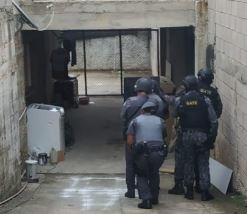Homem é preso após ameaçar atear fogo em família