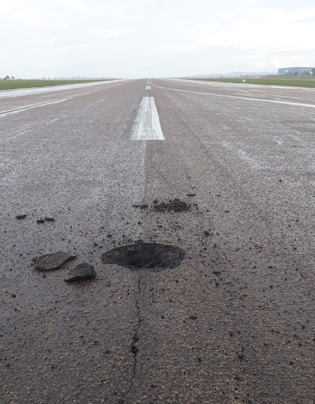 Raio abre buraco na pista e Viracopos fecha por uma hora