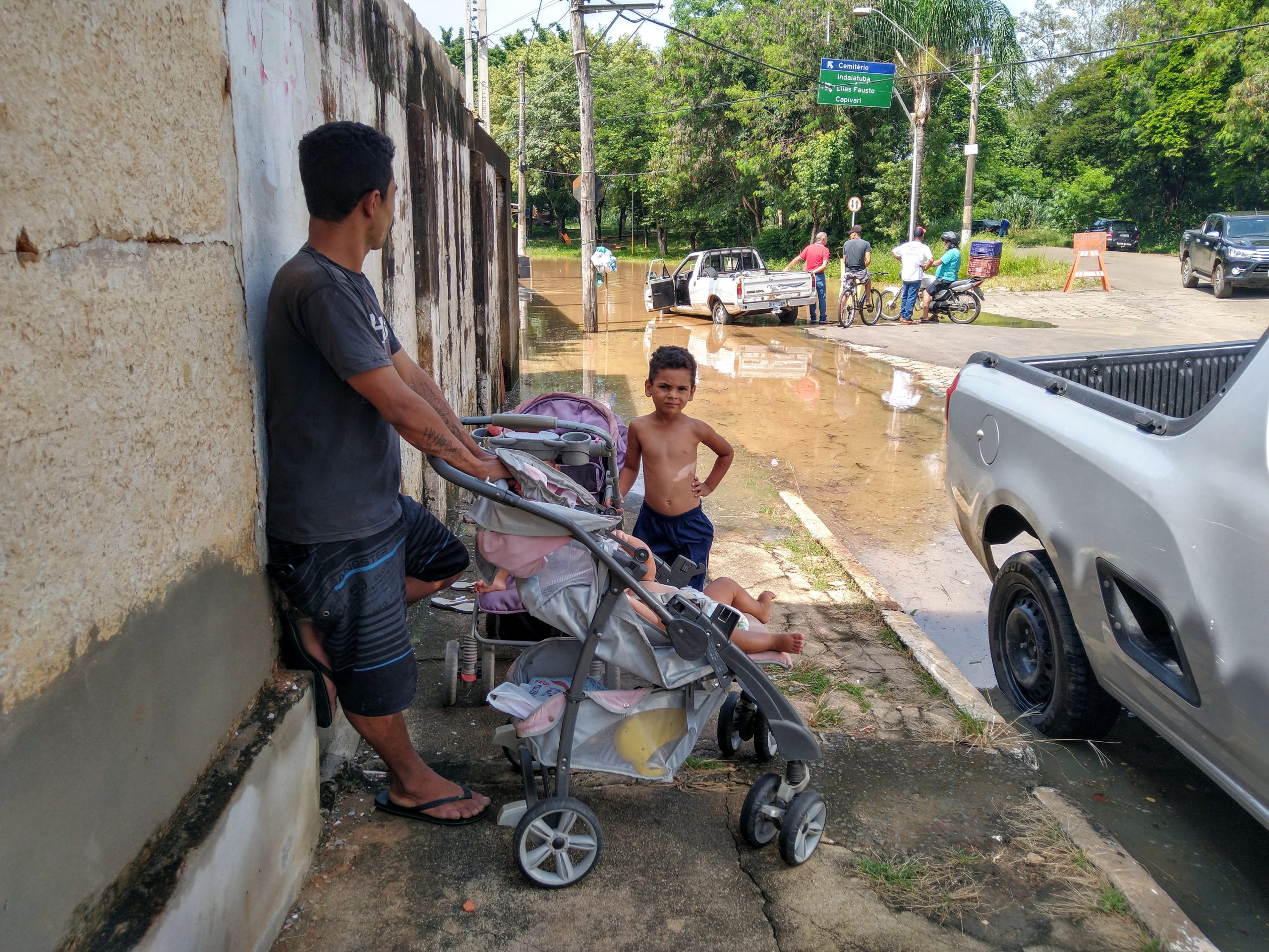 Chuva interdita ponte e alaga ruas e casas em Monte Mor