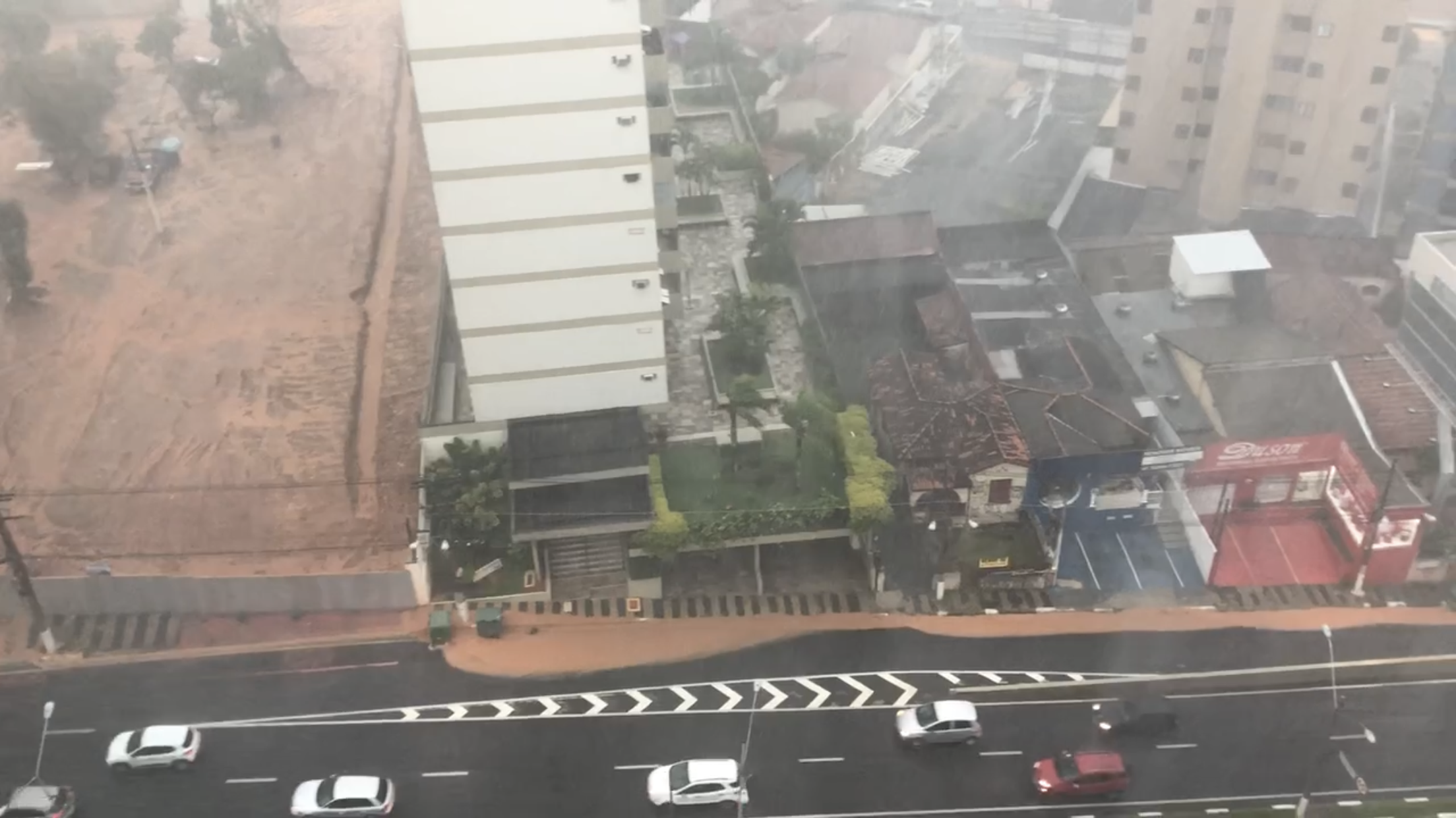 Chuvas causam alagamentos em Campinas