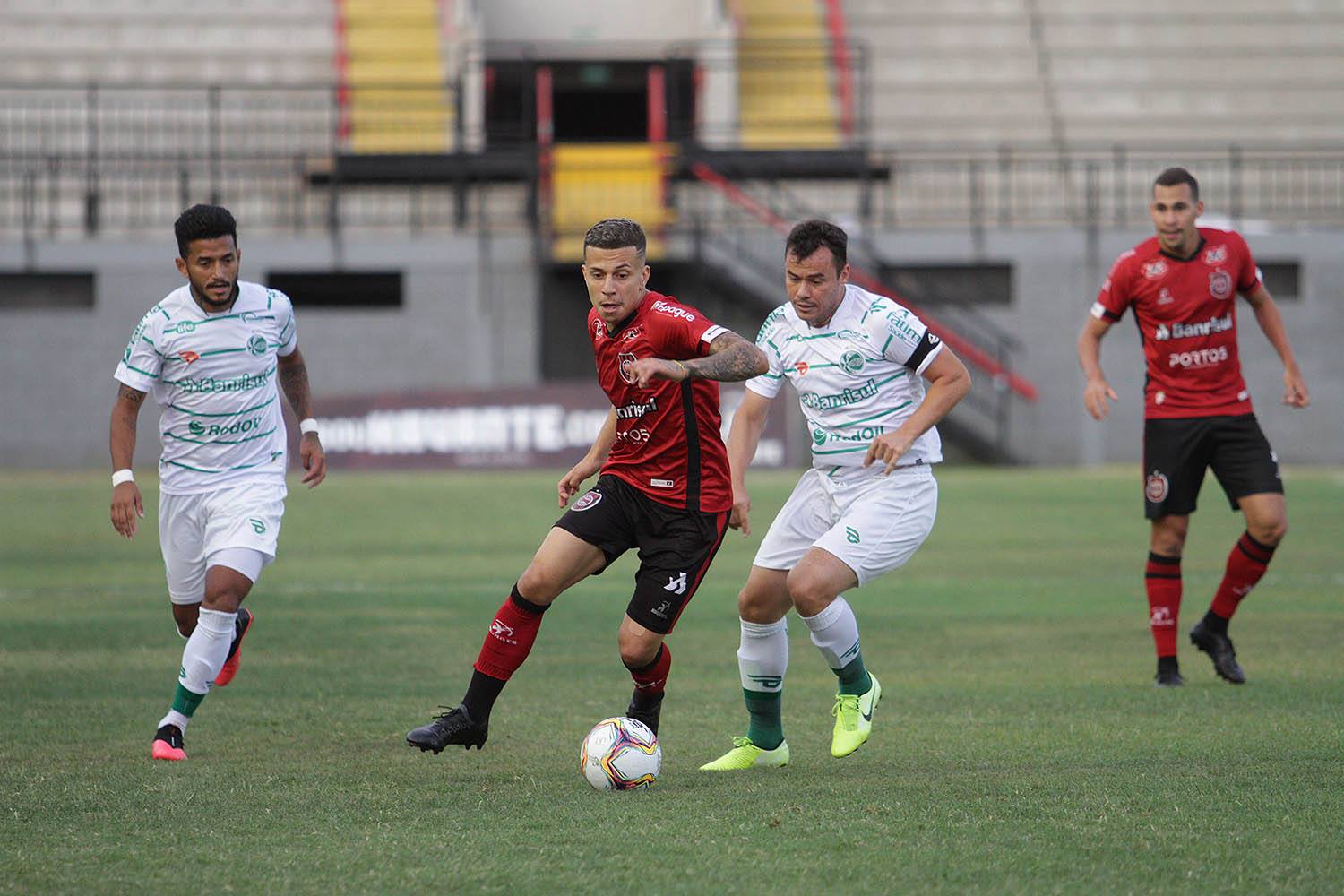 Tropeços de rivais mantêm Guarani e Ponte com chances