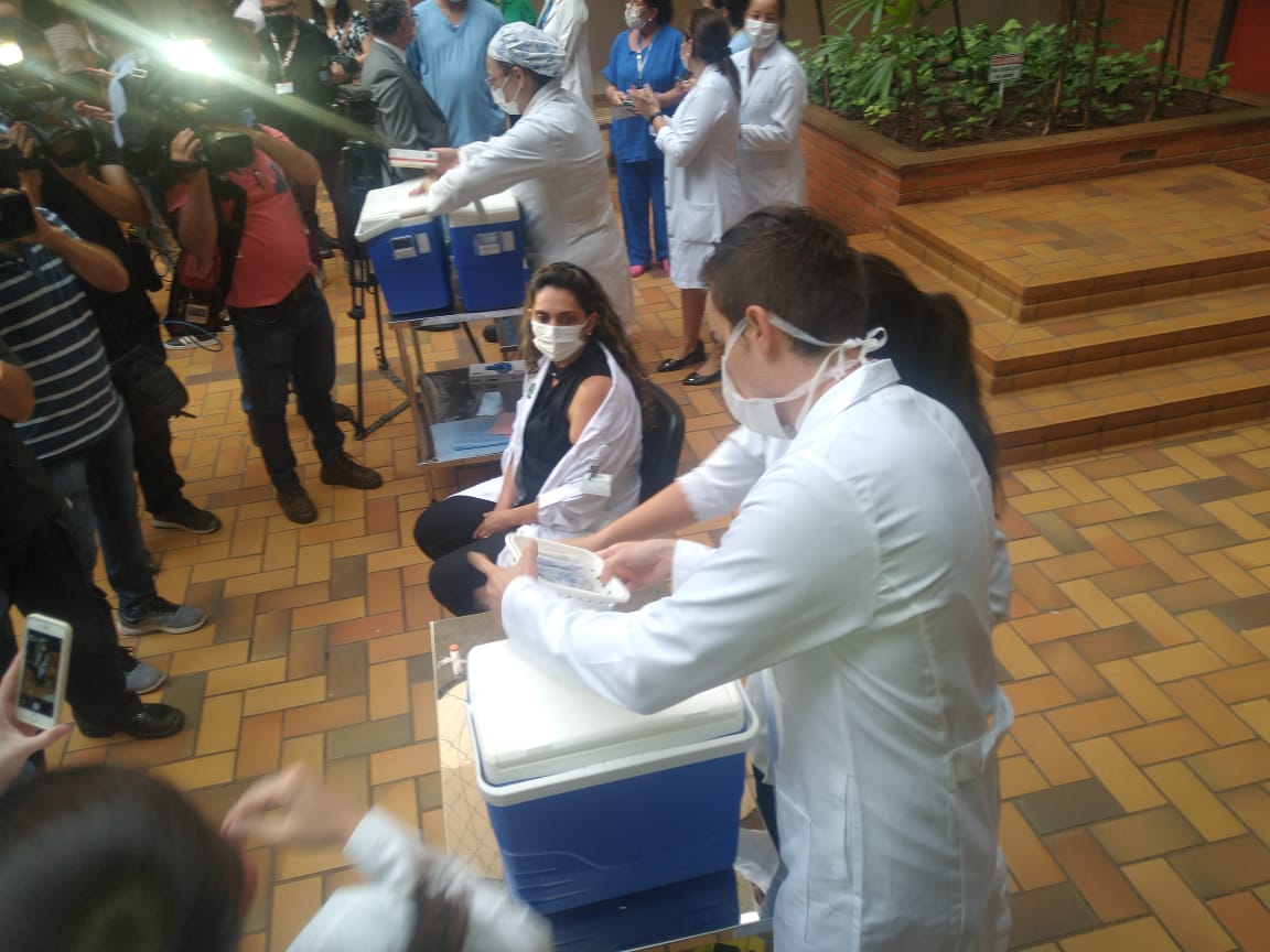 Vacinados contra a covid-19 em Campinas se emocionam