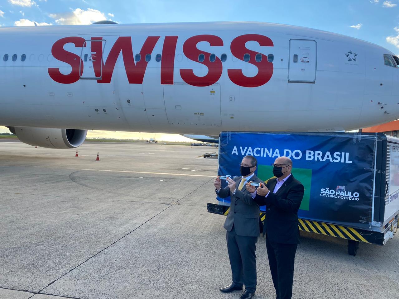 Viracopos sela parceria para transporte aéreo da CoronaVac